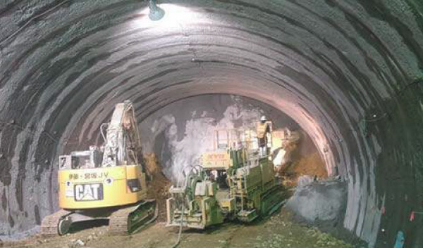 トンネル掘削作業